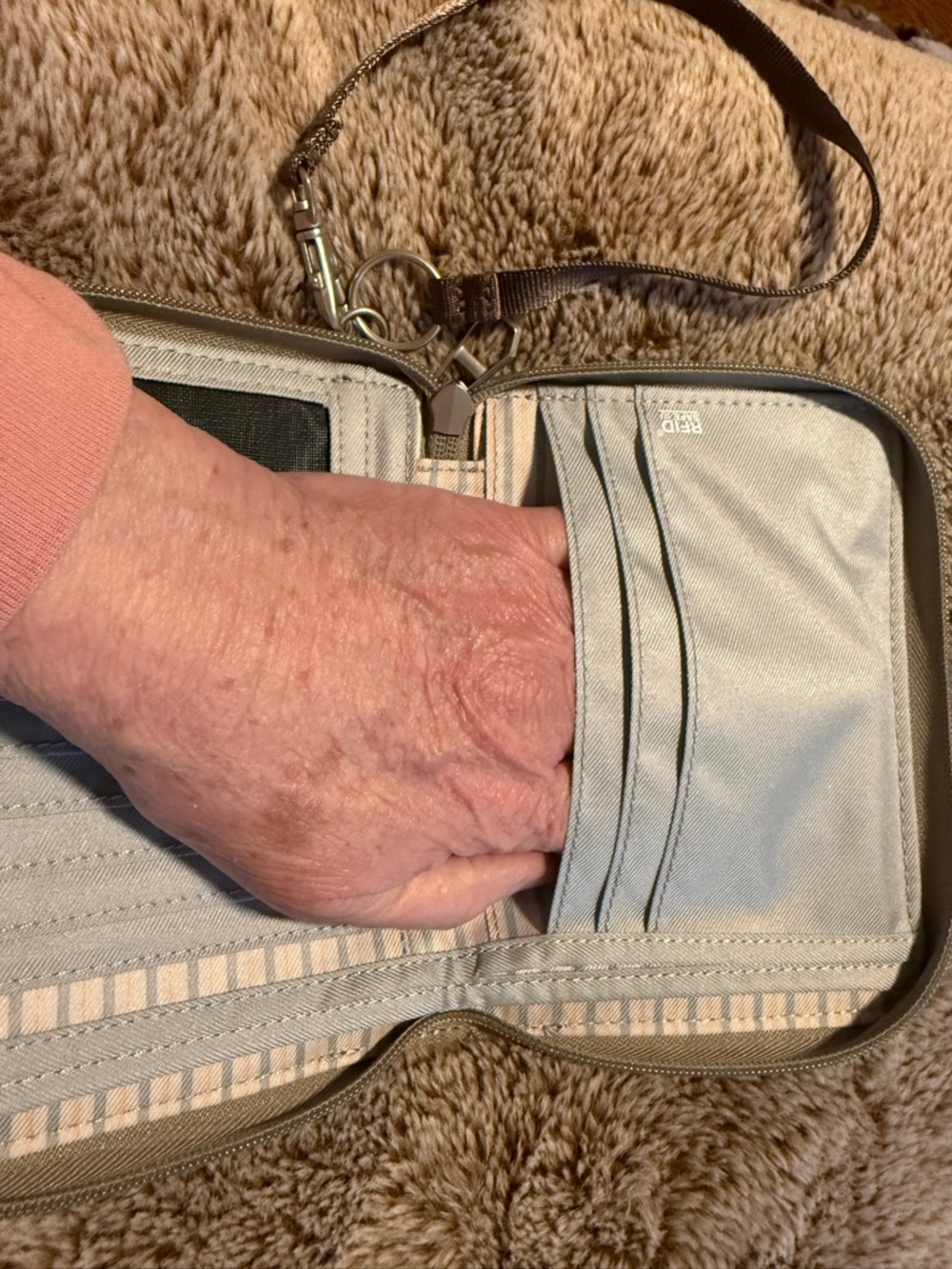 Pacsafe RFID blocking antislash wallet wristlet passport travel organizer - Picture 10 of 14